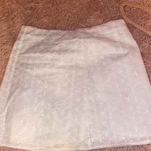 New white skirt. Never worn, great condition,
